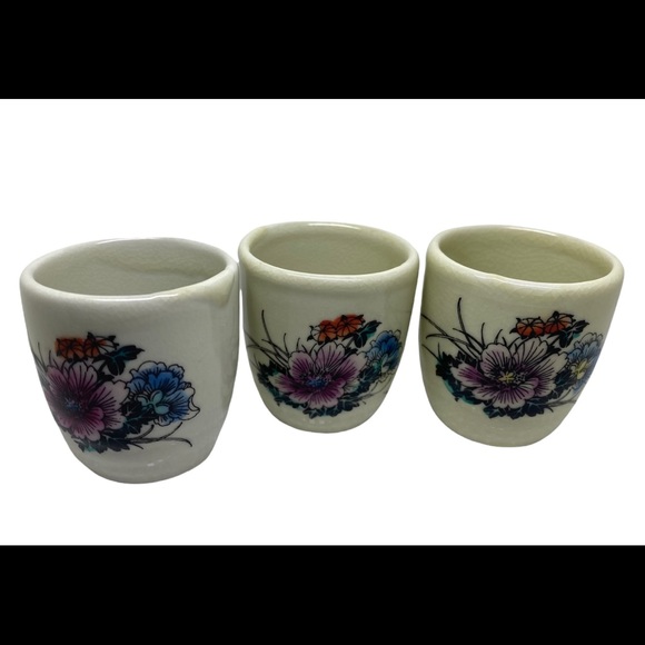 Vintage Porcelain Sake Set, 4 pcs 5-3/4"H Decanter & 2" Cups. - Picture 5 of 14